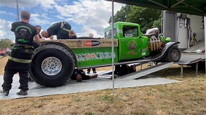 Pechduiveltjes blijken te kunnen zwemmen 😱. Een gedeelde laatste plaats met Thunderstruck vandaag in Alphen. De eerste run was heel vreemd en de Sledge kwam binnen 30 meter tot stilstand. De mannen besloten 6 plaatsen op te schuiven, maar bij poging twee kwam er geen beweging in de Sledge en dus geen gemeten afstand. Een dikke overwinning voor Bad Habit die daarmee alleen nog maar hoeft aan te haken om Nederlands Kampioen te worden volgende week. Bij de vrachtwagen gelijk gekeken waar het probl
