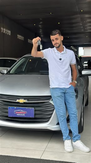 Evidência Veículos | Seminovos Teixeira de Freitas on Instagram: "🚗✨ Onix LT2 Plus 2023 Manual 1.0 — inovação e eficiência na medida certa! ⠀ O carro que conquistou o Brasil, agora na versão que entrega ainda mais: ⠀ 🔹 Motor 1.0 Flex — economia e desempenho inteligente ⚙️ Câmbio manual — controle total na condução 🖥️ Central multimídia MyLink com conectividade avançada 🌟 Design moderno, acabamento refinado e espaço interno confortável 🛡️ Segurança com 6 airbags e controles de estabilidade e