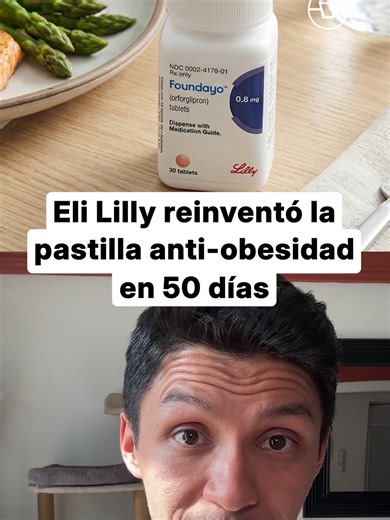 Eli Lilly acaba de humillar a la competencia con una pastilla diseñada desde cero. Novo Nordisk llegó primero al mercado, pero con una falla: su pastilla exige ayunas y 30 minutos de espera. Si fallas, no funciona. Lilly detectó el hueco y creó una molécula que puedes tomar cuando sea. Sin reglas. La FDA tardó solo 50 días en aprobarla. Es la validación más rápida desde el año 2002. En 2030, 25 millones de personas en EE. UU. usarán estos fármacos. La guerra se gana eliminando la fricción para e