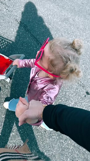 Shopping day at target 🛒🛍️🕶️ she got everything in her cart 💕#toddlersoftiktok #shoppingcart #viral #fypシツ #foryoupage #blueeyes #babyconversation #target #mommysminime