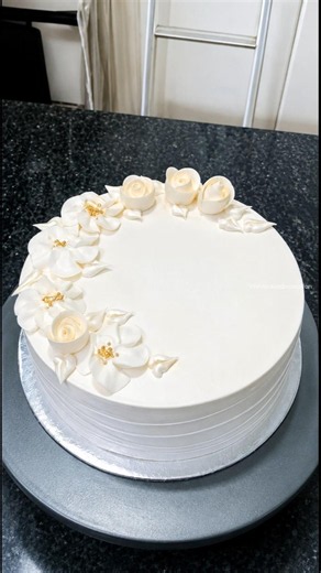 White and light golden flower cake ideas 💡
