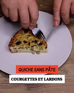 Recette de QUICHE savoureuse aux courgettes 😋 Ingrédients : 500 gr de courgettes 3 œufs 200 gr de lardons 100 gr de farine 75 gr de fromage râpé 50 cl de lait 1 oignon 1/2 cuillère à café d'herbes de Provence quelques pincées de piment d'Espelette Sel/Poivre Temps de préparation : 30 min Temps de cuisson : 45 min au four à 180°C | La Cuisine de Philippe