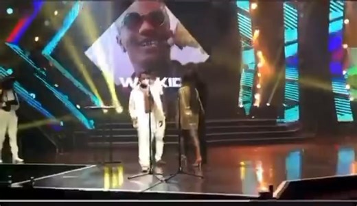 Flashback moment! Wizkid lifts the Artiste of the Year trophy at the 15th Headies 🏆 | Entertainment Daily