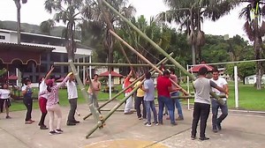 Les compartimos un poco de lo que fue el taller práctico en Tingo María, donde se construyó un prototipo de estructura triangular en Bambú y se impartió principios básicos de la construcción con caña de la mano de los arquitectos Jorge Angulo y Víctor Barraza. #Bambú #Bamboo #TallerBambú #Triangulación #JAAV #JANKO https://youtu.be/Wn9CqnyATBk | JAAV