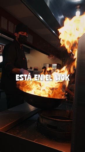 El fuego, el movimiento y ese sabor que se siente diferente desde el primer bocado. 😮‍🔥 Así se preparan tus platillos favoritos: al momento y con técnica express. 🥡🥢 Porque el verdadero secreto… está en el wok. | Asian Express
