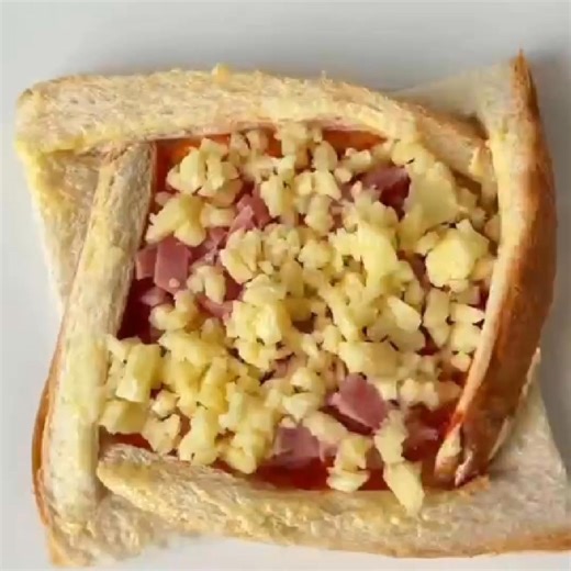 This 5-Min PIZZA TOAST Hack Is The CHEESIEST Thing Ever #pizzatoast #ViralSnackRecipe #5MinuteRecipe #cheesyasmr #BreadHack #quicksnack | Baking Therapy