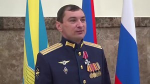 🇷🇺🔥🇺🇸 El Ministro de Defensa #Shoigu entregó las Órdenes de Coraje a los pilotos de Su-27 que derribaron un dron estadounidense sobre el Mar Negro. El mayor Sergey Popov y el mayor Vasily Vavilov recibieron los premios. Recordemos que anteriormente, el Ministerio de Defensa ruso afirmó que el dron cayó por sí solo. Si hay una constante en esta guerra es que Rusia ha mentido en cada una de las ocasiones. No hablamos ya de las mentiras respecto a que no iban a invadir Ucrania, sino en cada su