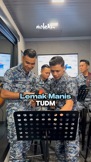 Amboi dio mari nge lemak manis harini sek awok weh 😍 cair sungguh kalu gini🤭 Pagi ni kita bawakan Tentera Udara Di Raja Malaysia (TUDM) bersempena dengan bulan kebangsaan 🙌🏻🇲🇾 Terus strim Audio Molek FM Stesen Radio Nombor Satu Pantai Timur #MolekFM #MolekPagi #KerusiDJNazz #DJNazzQila #GuPantaiTimur #PantaiTimur #stesenradionomborsatupantaitimur | Molek FM