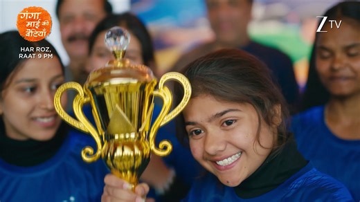 Ganga Mai ki anokhi tarqeeb ke kaaran Soni ki team jeet gayi Kho-Kho ka match! 🏆 Dekhiye #GangaMaiKiBetiyan har roz, raat 9 baje, sirf #ZeeTV par. #GangaMai #Sneha #Sahana #Soni #Siddhu #GMKBEpisodic #AapkaApnaZeeTV | ZEE TV