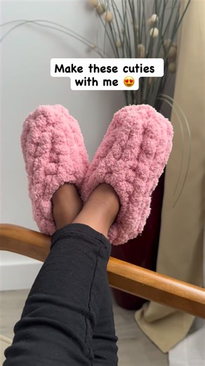 📣English below / Français plus bas 👇 ✨ Want to make your own slippers? This great news is for you! ✨ The hand-knitted slippers written PDF guide video tutorial is officially available 👣🧶 💡 A 2-in-1 pattern: ✔️ Classic slippers ✔️ Slipper boots (ankle-high version) Everything is explained step by step, with key pictures, guiding you from start to finish — beginner-friendly 🤍 A cozy, practical project you’ll love making yourself. 📍 Available on my website and in my Etsy shop. 💬 Comment “LI