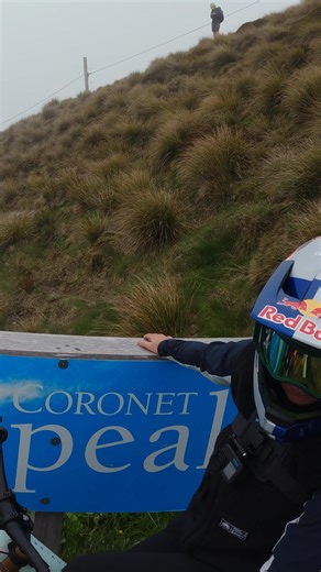 Welcome to Coronet DH track! This one’s got to be up there as one of Queenstown’s most iconic MTB runs. A Grade 5 downhill track with huge vertical and fast open sections, this Coronet Peak classic delivers 428 metres of non-stop descending with unreal views from top to bottom (if the sky plays nice). It’s one for expert riders chasing speed and flow. Anyone fancy a lap? Full trail preview at the link in comments 🔗 🚲 Jess Blewitt, Louise Ferguson | Flow Mountain Bike