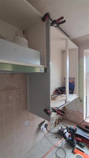 Wall panel scribe, Noice! #dewalt #dewalttools #KitchenHacks #kitchenfitter #kitchenfitting #festool #kebg #makita #makitatools #makitapowertools #wallpanel #scribe #easyscriber #easyscribe #maskingtape #endpanel #wallunit