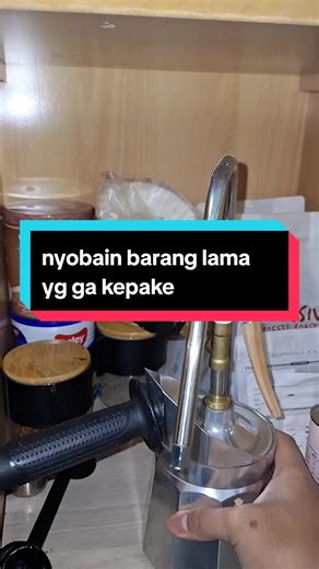 alasan aku ga pernah make ini karna jarang minum coffee latte dan karna susah juga makenya wkwk tapi mulai sekarang aku mau nyoba usaha buat belajar sih... gaakan berkembang kalo ga kita coba coba terus dan belajar @Mokopi.id @Larka2294 @Leo | Home brewer & explorer @widovan and coffee #CapCut