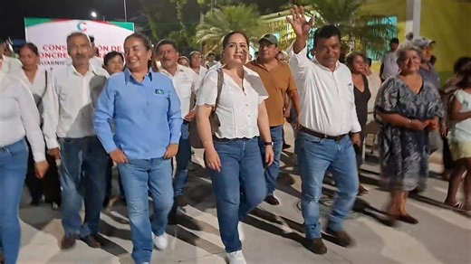 Hoy tiene una nueva imagen la calle que esta junto al ingenio La Providencia. Proyecto 13 no tiene los derechos de autor de esa melodia Cuichapa. Ver.- Después de inaugurar la calle que se ubica junto al ingenio La Providencia, Municipio de Cuichapa, el alcalde Juan Manuel Torres Camacho, su esposa, Azucena León Montero y su equipo de colaboradores como vecinos, caminaron por esta calle que vino a cambiar la imágen de esta factoría. Vecinos agradecieron al Alcalde Juan Manuel Torres Camacho el h