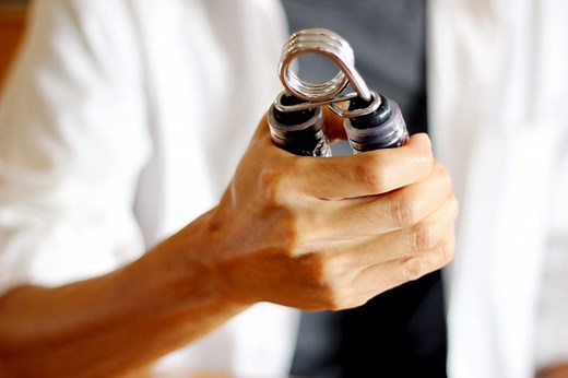 ハンドグリップの効果＆使い方！器具・握り方での違い〜回数・負荷選びまで解説！ - Slope[スロープ]｜モテる男への坂道を登るメディア