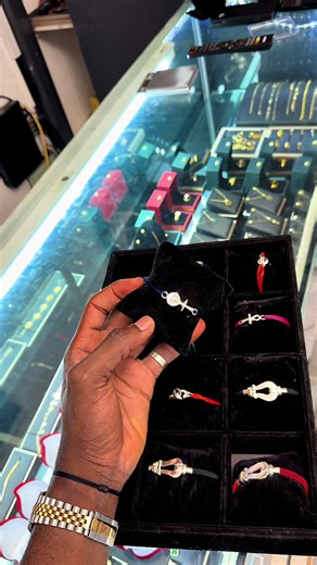 Les cordons ce n’est pas seulement en or. Si tu préfères l’argent aussi, on a ce qu’il faut pour sublimer ton poignet… et ça commence à partir de 30.000 FCFA. ✨ 📞 07 79 22 96 93 / 07 88 53 23 60 📍 Angré 7ème tranche (à côté du complexe sportif, direction terminus) Yango Google Maps : La maison des bijoux Parce que chaque client est un bijou 💎 #Bijoux #BraceletCordon #ArgentAuthentique #Abidjan #StyleHomme