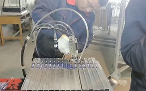 气动抽芯拉钉机，自动整例上钉不用手取拉铆机，自动退钉简单易操作拉铆机