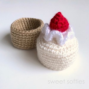 Sweet Softies: Cake Gift Box (Free Crochet Pattern)