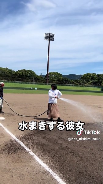 水まきする彼女のまなみちゃん