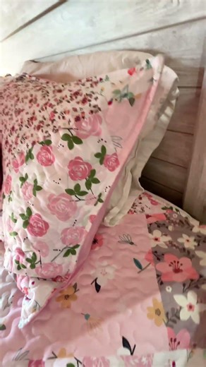 Gorgeous spring quilt set! Lots of different floral patterns and colors! #bedding #quilt