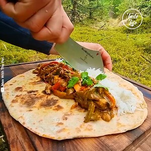 Forest-style Chicken Curry Served on Naan Bread | Turkish Chefs