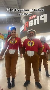 Just your new favorite artist causing a little commotion with her band at H-E-B 🛒🐿️ When Buc-ee’s meets cumbia… you already know it’s a whole vibe 🤘🏾🤣🤘🏾 Texas energy only 🤠 Buc-ee’s onesies ✔️ H-E-B jams ✔️ Cumbia spirit ✔️ #amandasolis #amandasolismusic #cumbia #hebgrocerystore #bucees #sanantoniotexas #ontour #selenatributeartist | Amanda Solis