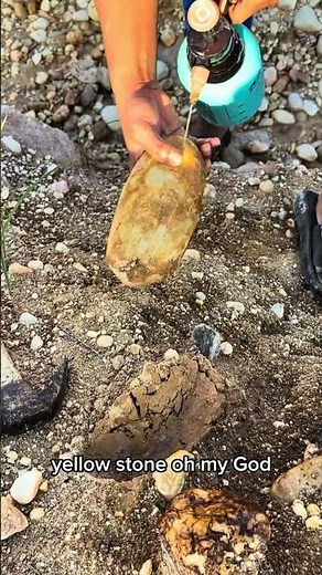 “Opening a Stunning Blue Geode with Gold Minerals Inside 😱✨”