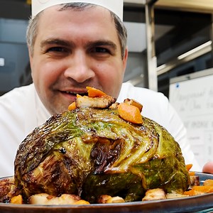 "Il y autant de cuisiniers que de choux farcis !" Dans la famille de Gaël Radigon, on est charcutier de père en fils depuis quatre générations. Nous l'avons accompagné lors du championnat de France de chou farci : un grand moment de cuisine, de tradition et de plaisir ! 🥬 | Neo