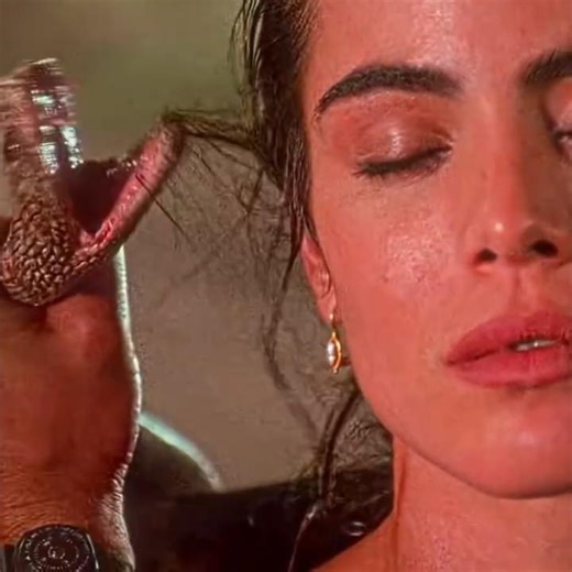 He weaponized a rattlesnake… like it was nothing 😳🐍#hardtarget #movie #edit