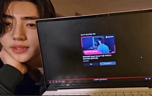 #whoremembers sunghoon closing his laptop with one hand