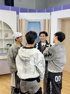 😆⚠️ เห้ยใจเย็นก่อน CLO’VER อย่าเพิ่งตึงอย่าเพิ่งกึงใส่กันน้าา 🤝💖 . #MellowPOP #LonelyGirlCLO_VER #CLO_VER #RISERMUSIC @clo.verofficial