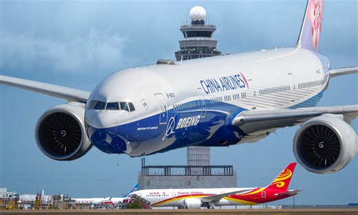 中华航空波音联名涂装 波音777客机降落深圳