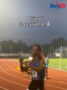 WINNING MOMENT | PARA SA’YO ’TO, DAVE! 🥹🥹🥹 PANOORIN: Isinigaw ni Anthony Cariaso ng NCR sa langit ang kanyang tagumpay matapos masungkit ang ginto sa athletics’ 800m Secondary Boys ng 2026 Palarong Pambansa. Aniya, inaalay niya ang kanyang panalo para kay Mark Dave Nicolas—kanyang yumaong matalik na kaibigan at dating competitor—na nagtala ng Palaro record sa parehong event noong nakaraang taon. Habang tumatakbo, paulit-ulit umanong naririnig ni Cariaso sa kanyang isip ang boses ni Dave: “Ala
