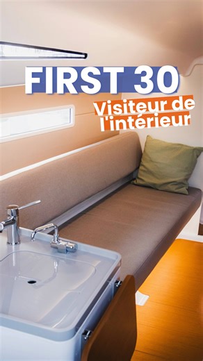 Découverte du carré du First 30 : modernité, espace et simplicité Première impression en descendant dans le carré du First 30 : ➡️ Un intérieur moderne, épuré et bien pensé. ➡️ Mélange de matériaux simples : bois, liège, tissu souple pour la porte de la salle d’eau. ➡️ Une table accueillante : 6 à 8 personnes peuvent s’y retrouver sans se marcher dessus. ➡️ Accès direct à la cabine avant, dans un espace ouvert et fluide. 🎬 Cet extrait est tiré de notre Boat Tour complet, disponible sur notre ch