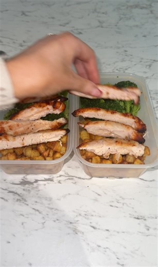 Just dropped at Dunnes Stores! Farm Range Roast Inner Fillets. Protein made easy — cooks from frozen in minutes. Pre-Roasted for that home cooked flavour. Get yours now 2 packs for €11.50 at Dunnes Stores. #Chickendinner #AD | Farm Range