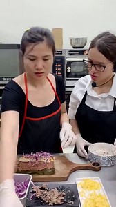 KHÓA HỌC SAUCE HEALTHY & ĐỒ ĂN EATCLEAN PHẦN 1 : LÝ THUYẾT 1. Giới thiệu tổng quan về chế độ ăn Eat Clean và Healthy 2. Những nguyên liệu, gia vị sử dụng được trong ăn Eat Clean và Healthy và nguyên tắc áp dụng 3. Cách tính lượng calo trong khẩu phần ăn cho từng đối tượng và mục đích tăng/ giảm cân 4. Hướng dẫn sử dụng Yazio tính calo mỗi bữa ăn 5. Lên sẵn định lượng, khẩu phần ăn cho từng món kèm công thức kinh doanh 6. Tư vấn lên mô hình kinh doanh, menu bán hàng theo khoa học 7. Tư vấn trang 