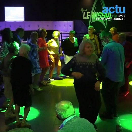 Ils ont 80, 90 et même 100 ans. Ces pensionnaires de plusieurs maisons de retraite se déhanchent sur le dancefloor d'une discothèque le temps d'un après-midi, avec DJ et stroboscope 💃🕺 | La Gazette du Val-d'Oise