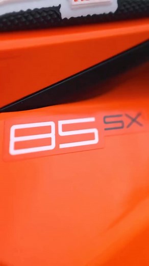 61 reactions | KTM 85 SX  Tu camino al éxito en la pista! ✊. Con un motor renovado, más potencia y una suspensión ajustable para dominar cualquier terreno, esta máquina es 100% READY TO RACE!  #KTM #ReadyToRace #KTMOffroad #RaceOrange #KTM85SX #Motocross #2Stroke | KTM SPAIN | Facebook