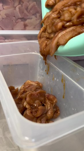 spetsiaalse retsepti järgi valmistatud marinaadis marineeritud kanafilee 🤤 куриное филе маринуется в маринаде приготовленное по особому рецепту #секретныйрецепт #эстония #новыйгод2022 #смр #eestitiktok #вялиноемясо #snäkki #õlu #kingitusmehele #kingitusisale #midakinkida