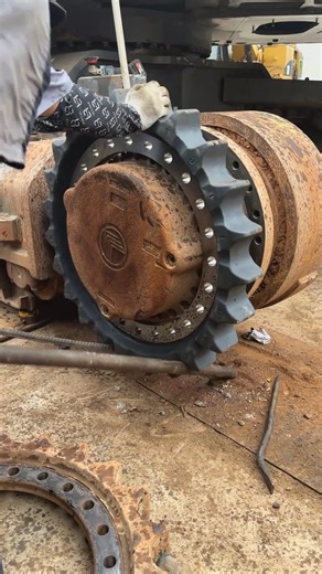 CUANDO LA ORUGA SE DETIENE, TODO SE DETIENE Reparar el sistema de cadenas de una retroexcavadora no es tarea fácil. Horas de esfuerzo, precisión y fuerza bruta para devolverle el movimiento a una bestia de acero. #maquinariapesada #retroexcavadora #fallatecnica #orugas #mantenimientoindustrial #ingenieriamecanica | Agropecuaria TV