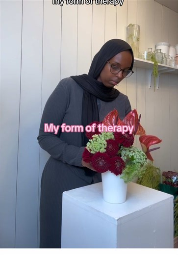 Arranging flowers is soo therapeutic at times 🥹🌹 #flowers #florist #flowersuk #ukflorist #birminghamflorist #weddingflorist