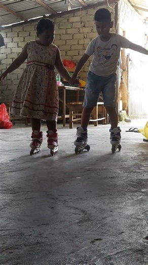 main sepatu roda sama adek ku