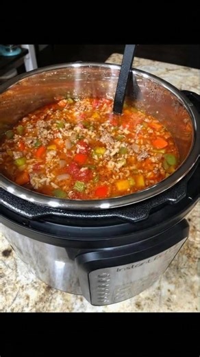 This Zero Point Stuffed Pepper Soup is a quick and easy recipe that is perfect for busy nights. It’s perfect in the crockpot or the Instant Pot. The simple Italian seasonings make for a delicious meal. Recipe in (c.o.m.m.e.n.t)... | Weight Watchers Recipes and Tips