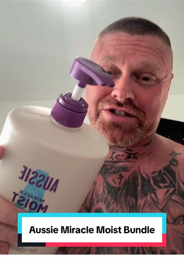 Aussie Miracle Moist Bundle – Shampoo & Conditioner 1ltr of each. This Aussie Miracle Moist duo is designed to bring dry, thirsty hair back to life fast. The rich hydrating formula helps quench dryness, smooth frizz, and leave hair feeling softer, healthier, and easier to manage. Perfect for damaged, dry, or moisture-starved hair, it’s ideal for everyday use, giving that fresh, revived, salon-style feel without the price tag. Big bottles, brilliant value, and seriously good results – no wonder i