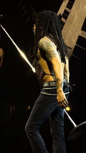 👕🔥 Lenny Kravitz Turns Visible Age Into Style, Heat and Fearless Stage Freedom #LennyKravitz
