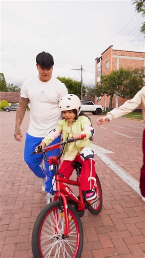 Salomé learns to ride a BIKE because CHATGPT told her so😱
