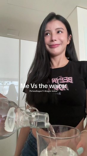 Waiter : Sebab u nampak thirsty (you look thirsty)😂😂😂 #kelakar #fun #funny #viral #waiter #pov #povacting #restaurantstory