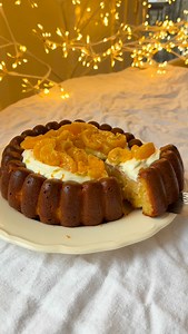 Lou Elsener on Instagram: "🥹GÂTEAU VANILLE CLEMENTINE Je précise qu’il faut utiliser un moule à charlotte de 20 cm, et apparement de 22 cm ça fonctionne aussi mais à charlotte ! Je tiens également à préciser que j’avais eu quelques retours négatifs sur ce gâteau et que je l’avais donc retiré. Cependant, après l’avoir réessayé et avoir reçu de nombreux retours très positifs — me disant notamment qu’il était magnifique. j’ai décidé de le remettre. J’espère que vous le réussirez. Ingrédients pour 