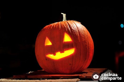 Una sencilla manera para hacer los ojos y la boca de la calabaza de Halloween. Imprimir la receta https://cocinaycomparte.com/recetas/como-decorar-una-calabaza-de-halloween | Cocina al natural