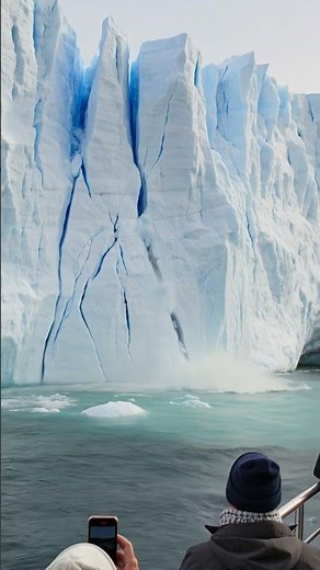 The Glacier Suddenly Broke Apart